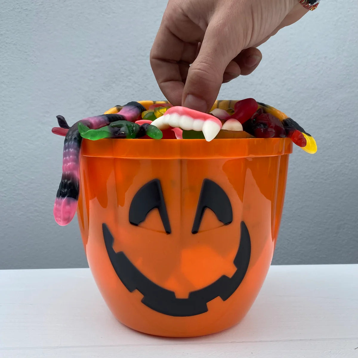 griezelige snoepjes in een Halloween emmer