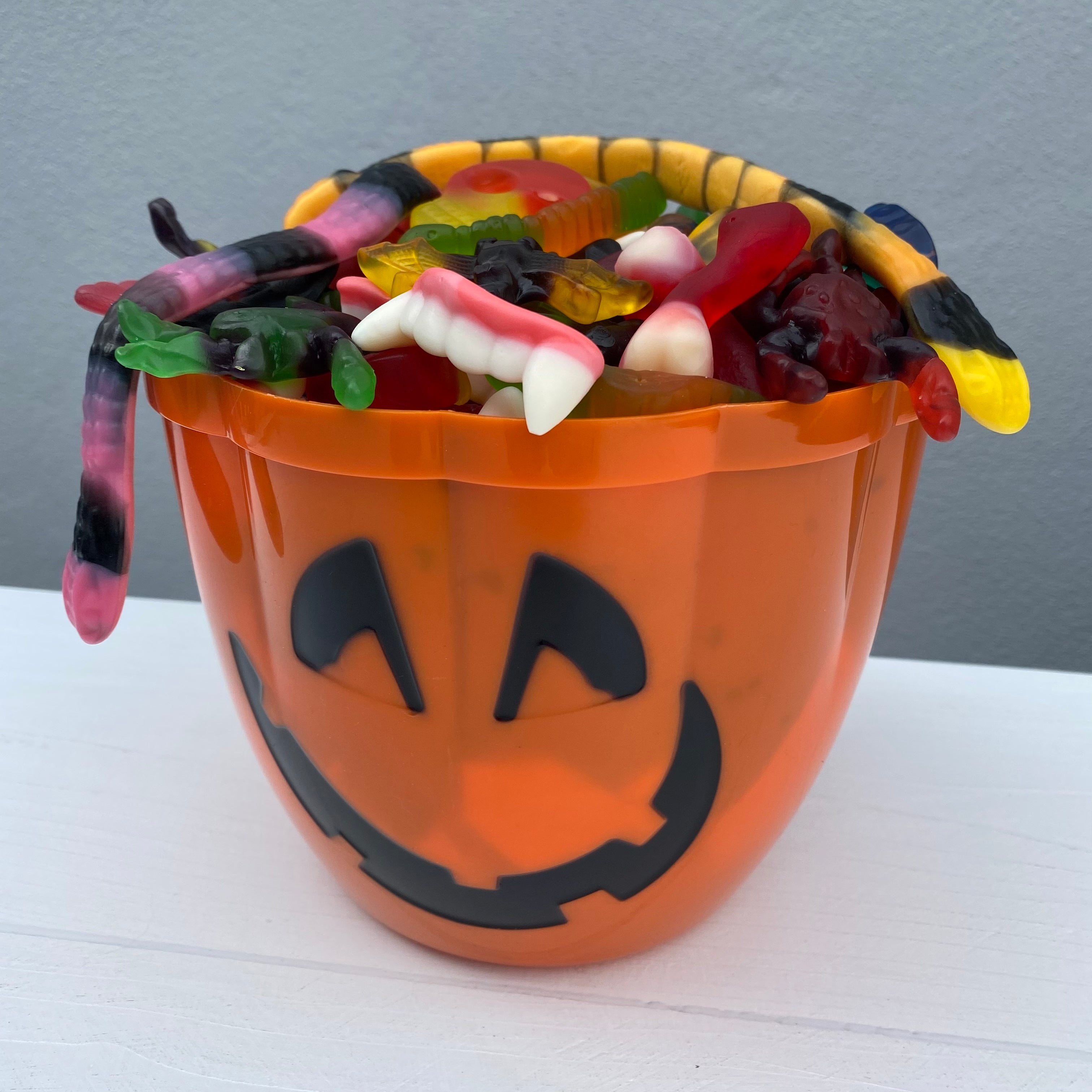 Klassiek  halloween emmer gevuld met snoep